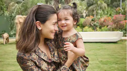 एक्ट्रेस आलिया भट्ट ने हाल ही में अमृत रत्न समिट के दौरान अपने बचपन और बेटी राहा पर खुल कर बात की