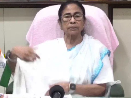 तृणमूल कांग्रेस की प्रमुख ममता बनर्जी ने मंगलवार को कोलकाता के बीचों-बीच अपना दिन भर का धरना शुरू कर दिया