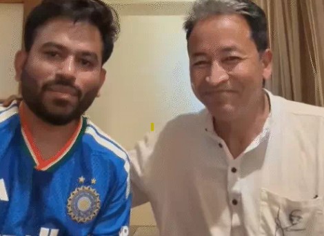 कॉकरोच जनता पार्टी (CJP) के फाउंडर अभिजीत दीपके ने प्रधानमंत्री नरेंद्र मोदी के साथ अपनी तस्वीर को AI जनरेटेड बताया