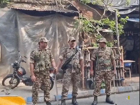 ममता बनर्जी के भतीजे अभिषेक बनर्जी के कालीघाट स्थित घर पर कोलकाता पुलिस ने  छापा मारा