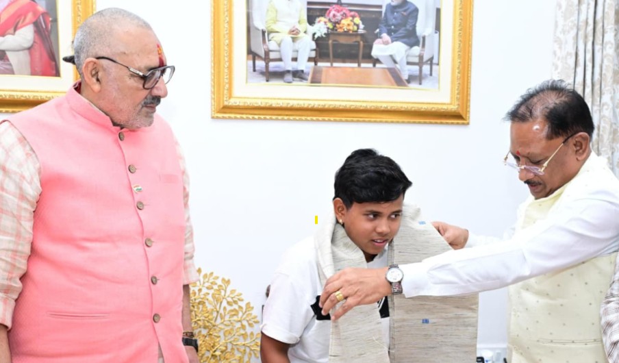 श्रीलंका दौरे के लिए भारतीय अंडर-19 महिला क्रिकेट टीम की उपकप्तान बनीं महक नरवासे : मुख्यमंत्री श्री विष्णु देव साय ने किया सम्मानित