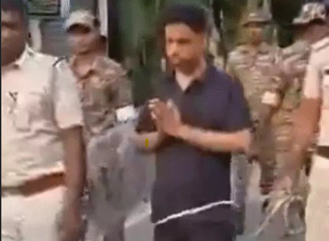 पश्चिम बंगाल के फालता में पुलिस ने TMC नेता जहांगीर खान की फिर हाफ पैंट में सड़क पर परेड कराई