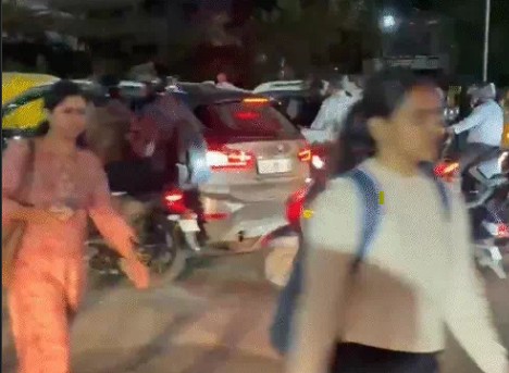 बेंगलुरु मेट्रो की पर्पल लाइन में आई तकनीकी खराबी के बाद कई यात्री घर तक जाने के लिए ट्रकों का इस्तेमाल करते दिखे