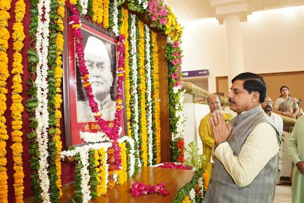 मुख्यमंत्री डॉ. यादव ने पूर्व मुख्यमंत्री स्व. कैलाश नाथ काटजू की जयंती पर पुष्पांजलि की अर्पित