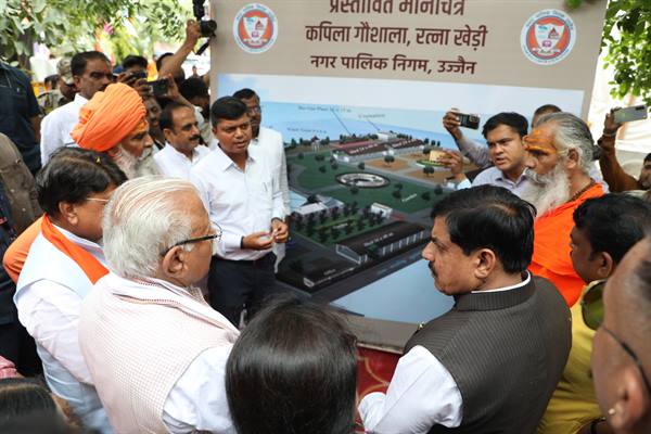 मुख्यमंत्री डॉ. यादव और केंद्रीय मंत्री श्री मनोहर लाल ने कपिला गौशाला पहुंचकर किया गौ पूजन