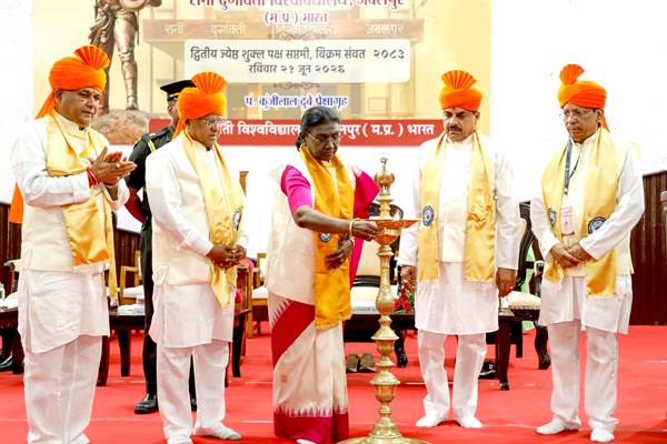 भारतीय संस्कृति, परंपरा और भाषाओं के प्रति सम्मान का भाव विकसित करना विश्वविद्यालयों की महत्वपूर्ण जिम्मेदारी : राष्ट्रपति श्रीमती मुर्मु