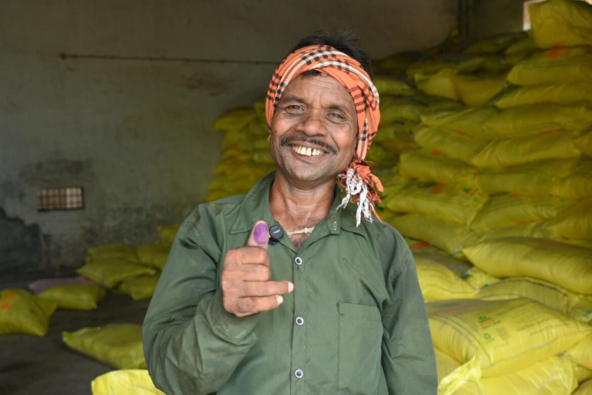 समितियो में खाद- बीज़ लेने किसानों में उत्साह,सुगम व्यवस्था से जताई संतुष्टि
