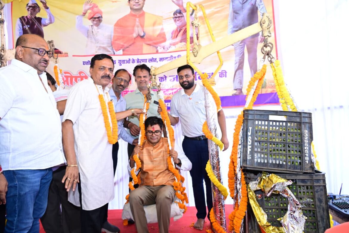 जन्मदिवस पर मौसमी फलों और लड्डू से तौले गए वित्त मंत्री श्री ओपी चौधरी