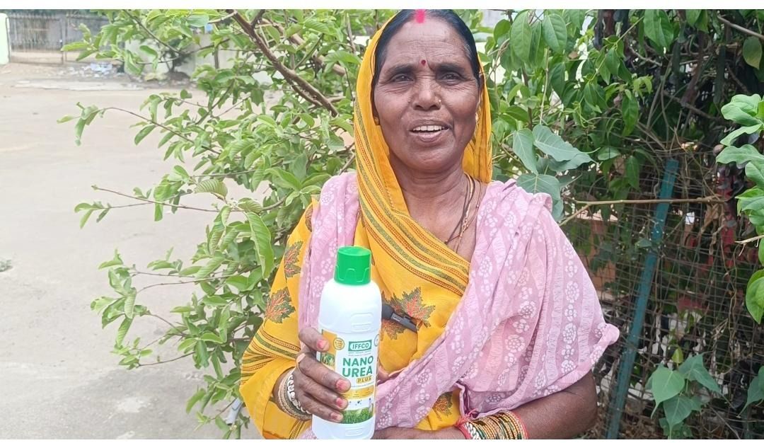 नैनो उर्वरकों के प्रयोग से ग्राम उतई की महिला किसान अंजनी ने गेंहू की फसल में हासिल किया बंपर उत्पादन, लागत घटने से बढ़ी आमदनी