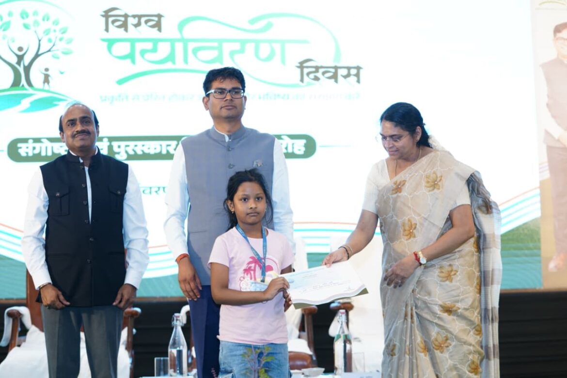विश्व पर्यावरण दिवस पर आयोजित चित्रकला प्रतियोगिता के विजेताओं को मंत्री ओ.पी. चौधरी ने किया सम्मानित