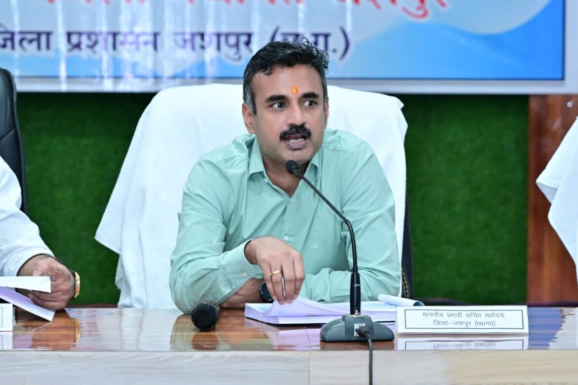 प्रभारी सचिव अंकित आनंद ने की जिले के विकास कार्यों की व्यापक समीक्षा