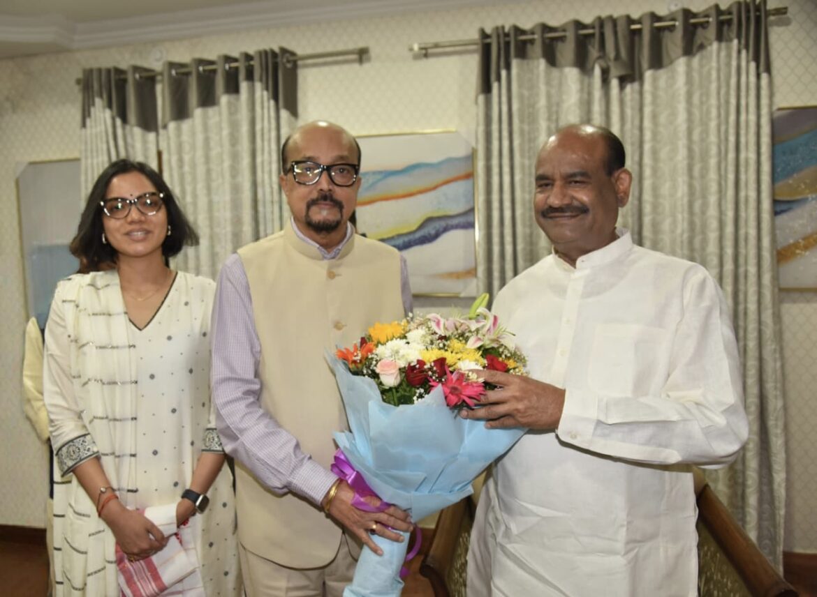 राज्यपाल रमेन डेका ने किया लोकसभा अध्यक्ष बिड़ला का आत्मीय स्वागत