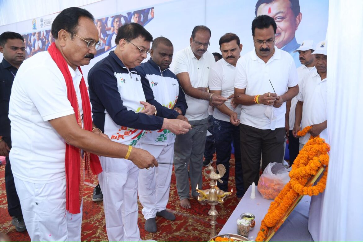 योग से शारीरिक व मानसिक विकास होता है, इसे जीवन में अपनाएं – मंत्री लखनलाल देवांगन