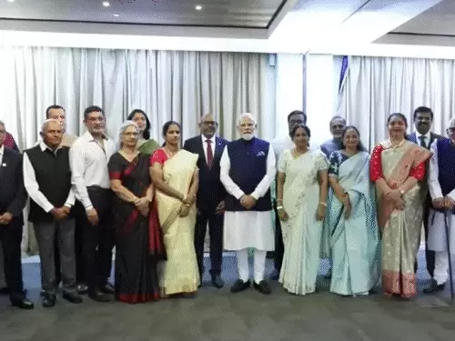 प्रधानमंत्री नरेंद्र मोदी ने सोमवार को अपने तीन दिवसीय सेशेल्स दौरे के आखिरी दिन भारतीय समुदाय के लोगों से मुलाकात की