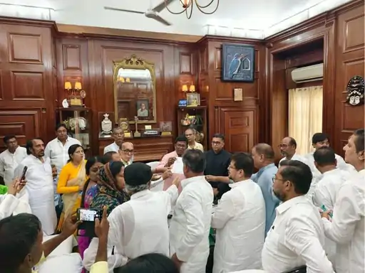 विधायकों के बाद अब तृणमूल कांग्रेस के सांसद भी ममता का साथ छोड़ने की तैयारी कर रहे