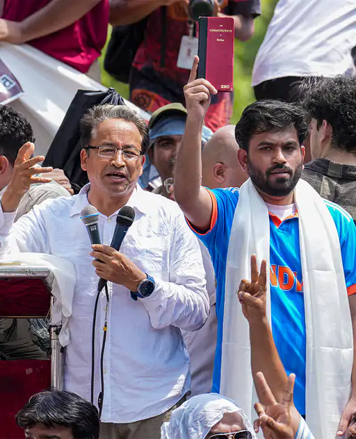 NEET पेपर लीक शिक्षा मंत्री धर्मेंद्र प्रधान के इस्तीफे की मांग को लेकर कॉकरोच जनता पार्टी, यानी CJP ने शनिवार को दिल्ली के जंतर-मंतर पर 5 घंटे प्रदर्शन किया