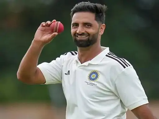 जम्मू-कश्मीर के तेज गेंदबाज आकिब नबी अफगानिस्तान के खिलाफ एकमात्र टेस्ट मैच से पहले टीम इंडिया से जुड़ गए