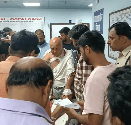 बिहार के गोपालगंज में एक्टर पंकज त्रिपाठी के भाई विजेंद्र नाथ पर कुल्हाड़ी से हमला किया गया