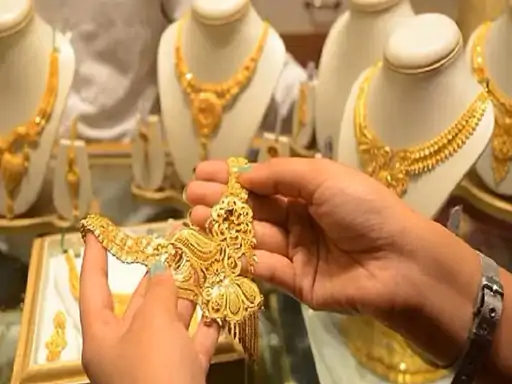 वर्ल्ड गोल्ड काउंसिल यानी WGC के अनुसार अप्रैल-जून तिमाही में भारत में सोने की मांग सालाना आधार पर 6% घटकर 131.4 टन रह गई