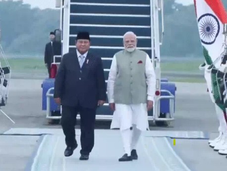 प्रधानमंत्री नरेंद्र मोदी सोमवार को इंडोनेशिया पहुंच गए