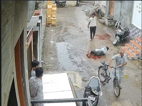 गुजरात के राजकोट जिले के जेतपुर शहर में मां के 12 साल पुराने लिव-इन रिश्ते से नाराज बेटे ने बीच सड़क पर चाकू से ताबड़तोड़ हमला कर व्यक्ति की हत्या कर दी