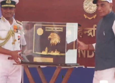 रक्षा मंत्री राजनाथ सिंह ने शुक्रवार को आंध्र प्रदेश के विशाखापट्टनम नेवल डॉकयार्ड में INS महेंद्रगिरि को भारतीय नौसेना में शामिल (कमीशन) किया
