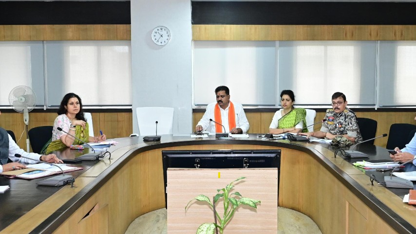 उप मुख्यमंत्री श्री विजय शर्मा ने नक्सल प्रभावित जिलों में विकास और पुनर्वास कार्यों में तेजी लाने के दिए निर्देश