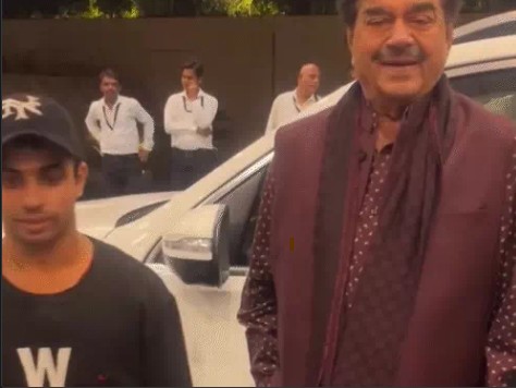 सीनियर एक्टर शत्रुघ्न सिन्हा का वीडियो सोशल मीडिया पर सामने आया है, जिसमें उन्होंने एक फैन को हाथ नीचे करने को कहा