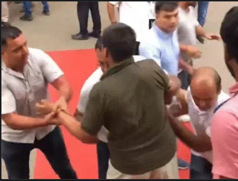 दिल्ली के जंतर-मंतर पर 21 दिन से भूख हड़ताल पर बैठे सोनम वांगचुक को पुलिस  सफदरजंग अस्पताल ले गई