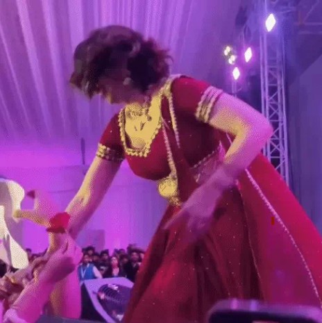 देहरादून में हुए पंजाबी सिंगर जैस्मीन सैंडलस के शो की कुछ फोटो और वीडियो सोशल मीडिया पर वायरल किए जा रहे