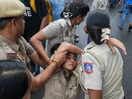 सुप्रीम कोर्ट ने गुरुवार को दिल्ली सरकार को आदेश दिया कि कॉकरोच जनता पार्टी (CJP) के संसद मार्च में बैलेट गन से घायल प्रदर्शनकारियों का इलाज कराया जाए