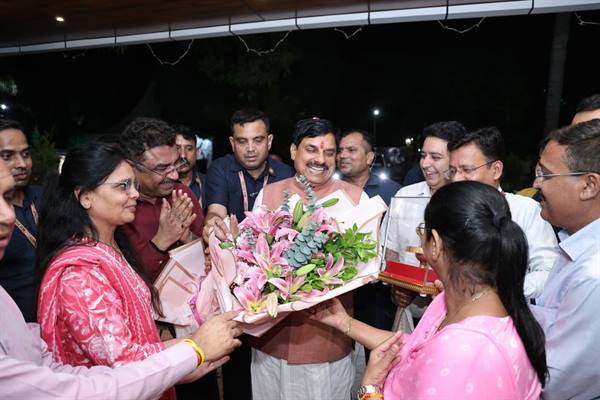 मुख्यमंत्री डॉ. यादव का पदोन्नत डिप्टी कलेक्टर ने किया अभिनंदन
