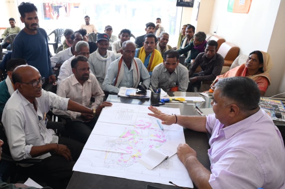जनदर्शन में मंत्री राजेश अग्रवाल ने सुनीं ग्रामीणों की समस्याएं, त्वरित समाधान के दिए निर्देश