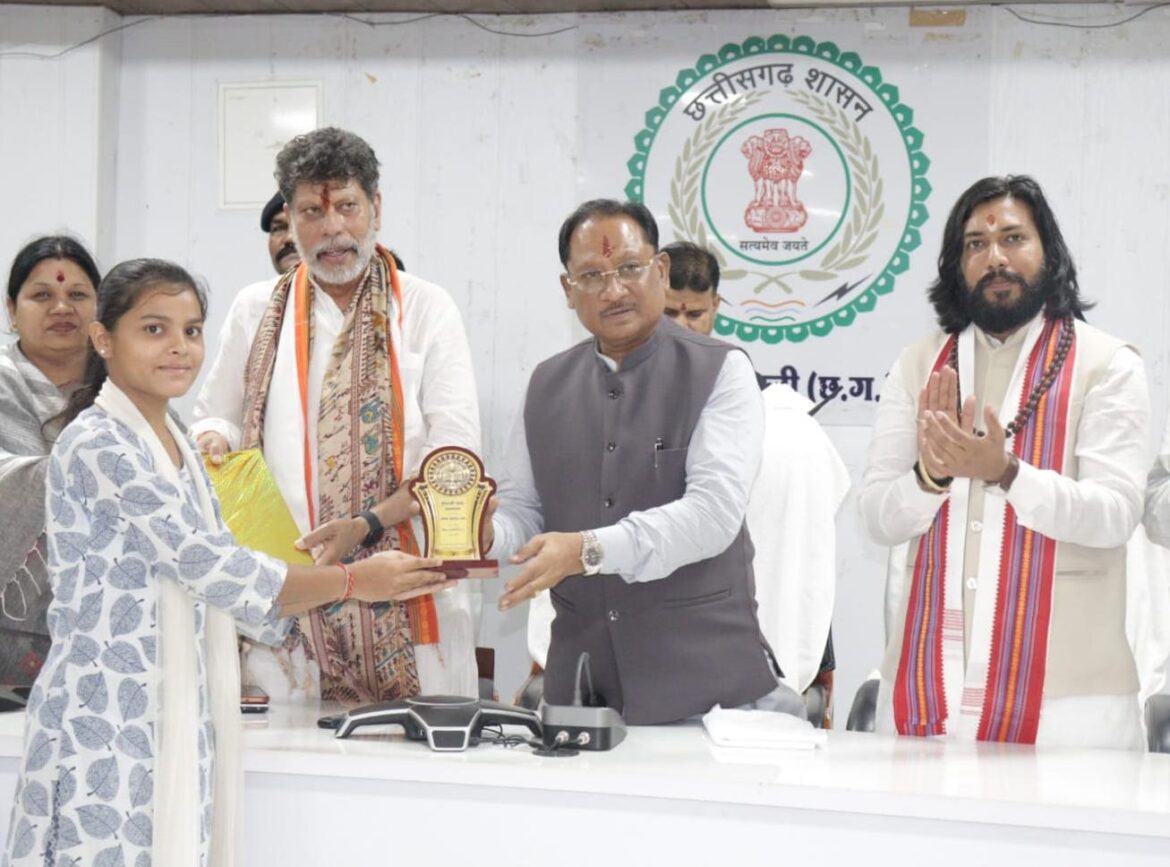 मुख्यमंत्री विष्णुदेव साय ने मेधावी विद्यार्थियों का किया सम्मान