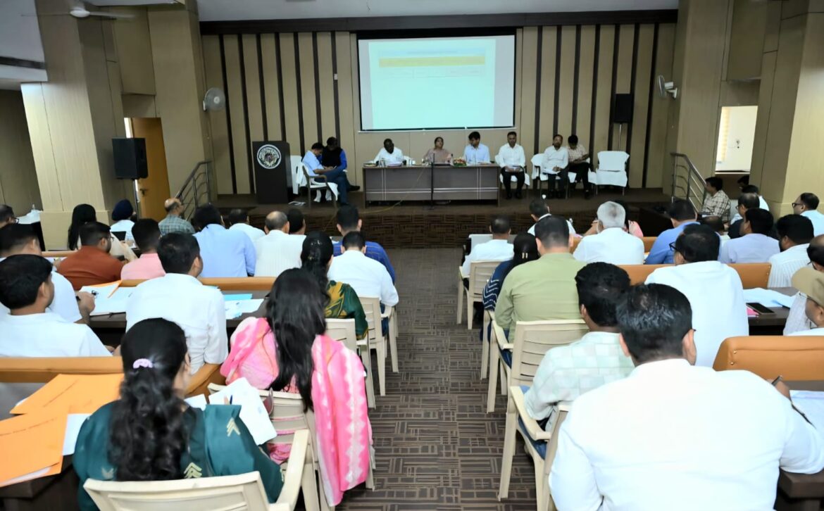 निर्माण कार्यों का हर 15 दिनों में करें निरीक्षण, नागरिक सुविधाओं के काम में न हो लापरवाही : श्रीमती शंगीता आर.