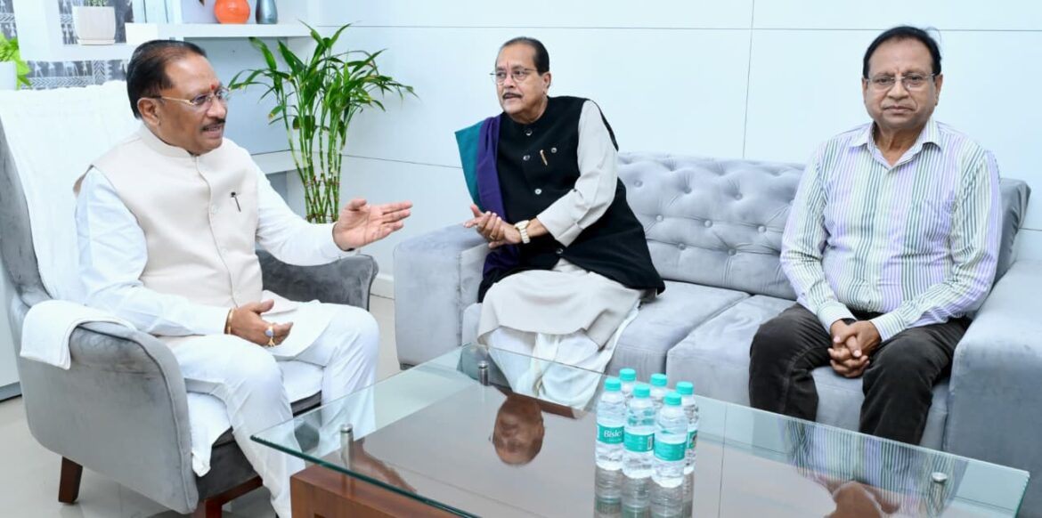 मुख्यमंत्री विष्णु देव साय से झारखंड के वित्त मंत्री राधाकृष्ण किशोर ने की सौजन्य भेंट