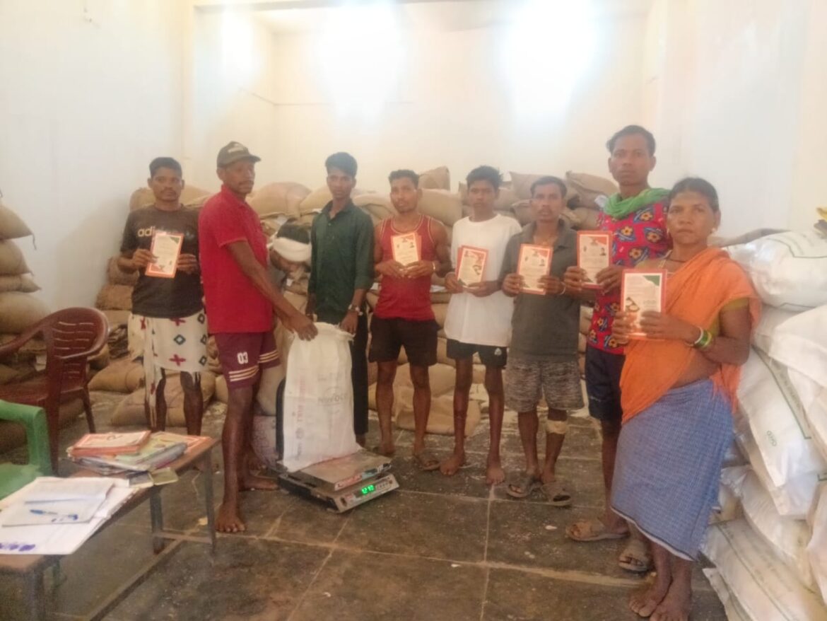 नारायणपुर जिला प्रशासन की अनूठी पहल- दुर्गम वनांचल गांवों तक ट्रैक्टर से पहुंचाया गया