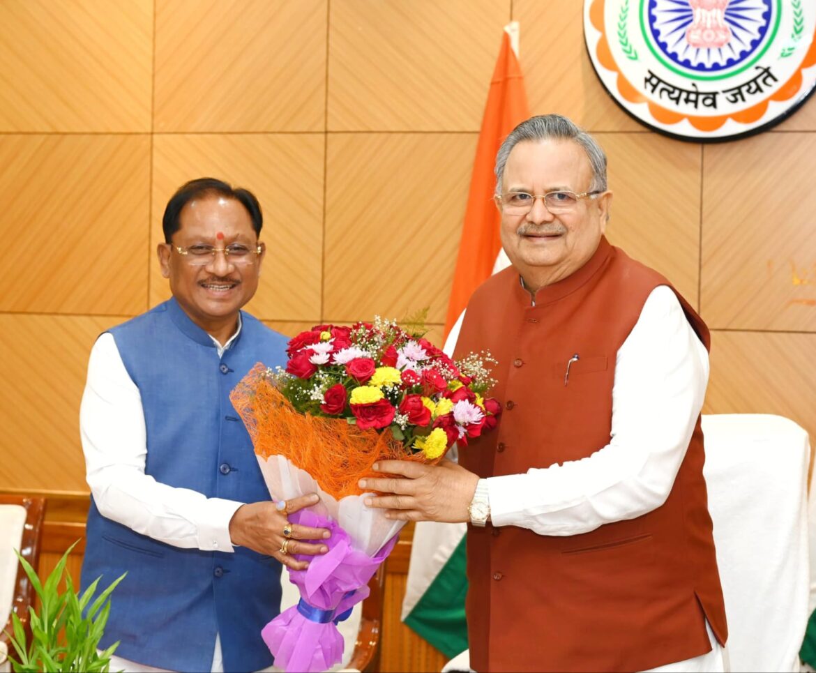 आज विधानसभा में मुख्यमंत्री विष्णु देव साय ने षष्ठम विधानसभा के मानसून सत्र में विधानसभा अध्यक्ष डॉ. रमन सिंह से सौजन्य मुलाकात की