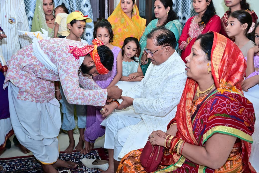 मुख्यमंत्री विष्णुदेव साय ने दोकड़ा की ऐतिहासिक रथयात्रा में निभाई गजपति महाराजा की परंपरा : भगवान श्री जगन्नाथ का रथ खींचकर प्रदेशवासियों के सुख, समृद्धि और खुशहाली की कामना की