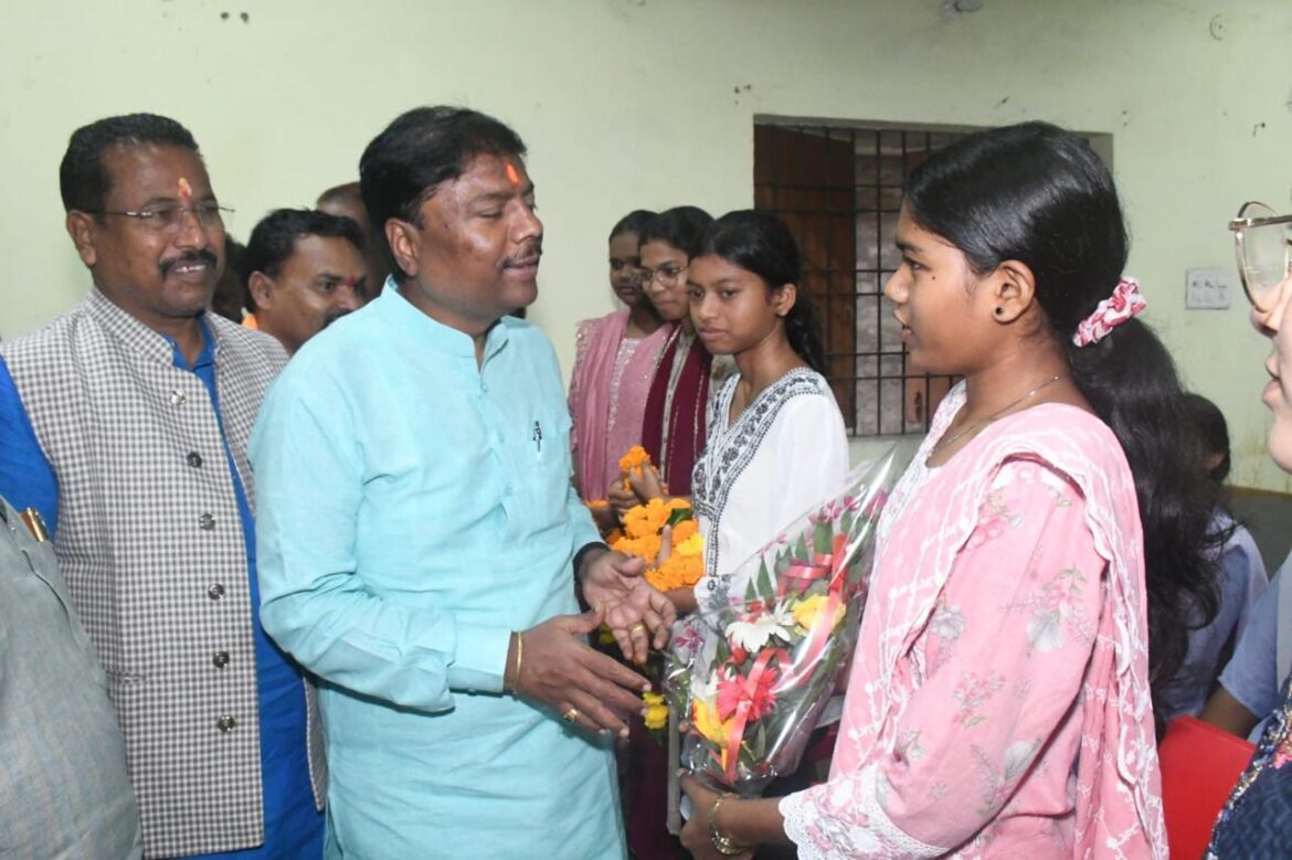 छू लो आसमान के सफल विद्यार्थियों का वन मंत्री श्री केदार कश्यप ने किया सम्मान