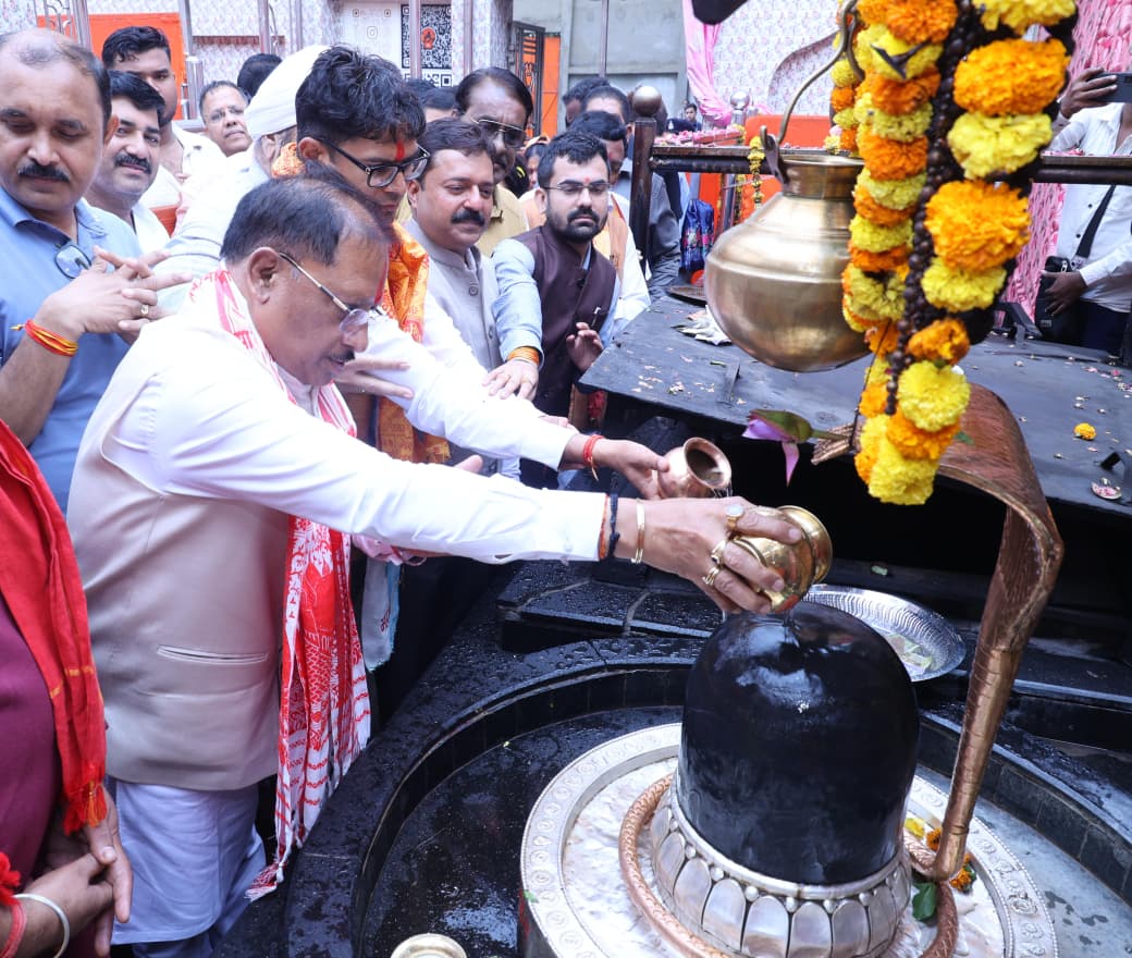 मुख्यमंत्री विष्णु देव साय ने कैलाशपति धाम में किया जलाभिषेक: भगवान मनकामेश्वर महादेव से प्रदेश की सुख-समृद्धि एवं खुशहाली की कामना