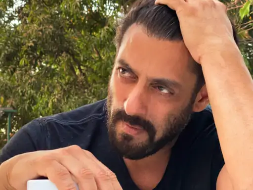 बॉलीवुड सुपरस्टार सलमान खान ने देर रात सोशल मीडिया पर क्रिप्टिक पोस्ट शेयर की
