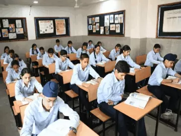 सुप्रीम कोर्ट ने  सेंट्रल बोर्ड ऑफ सेकेंडरी एजुकेशन (CBSE) की थ्री-लैंग्वेज पॉलिसी पर रोक लगाने से इनकार कर दिया