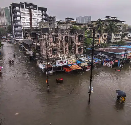 देश के कई राज्यों में भारी बारिश से हालात बिगड़ गए