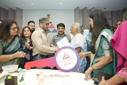 बॉलीवुड एक्टर सलमान खान शुक्रवार को SRA (स्लब रिहैबिलिटेशन अथॉरिटी) के दफ्तर पहुंचे