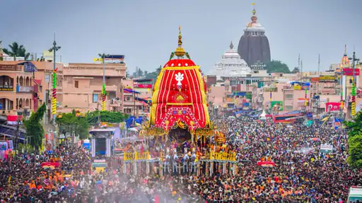 ओडिशा के पुरी में गुरुवार को लगातार बारिश के बीच भगवान जगन्नाथ की विश्व प्रसिद्ध रथयात्रा हुई