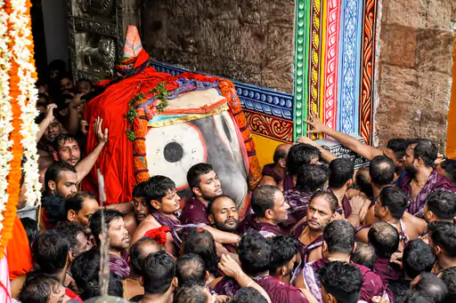 ओडिशा के पुरी में भगवान जगन्नाथ, भगवान बलभद्र और देवी सुभद्रा के रथ शुक्रवार दोपहर गुंडिचा मंदिर पहुंच गए