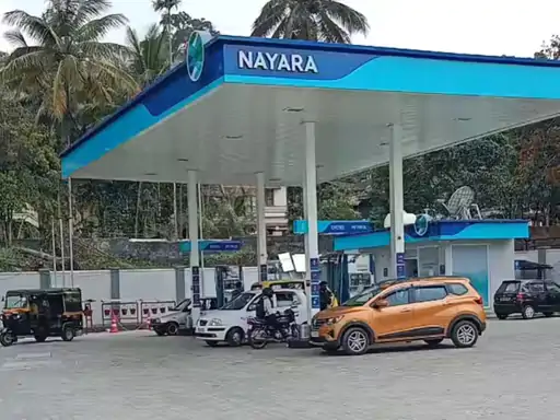 देश की सबसे बड़ी प्राइवेट फ्यूल रिटेलर कंपनी नायरा एनर्जी ने पेट्रोल के दाम में 5 रुपए प्रति लीटर और डीजल में 3 रुपए प्रति लीटर की कमी की