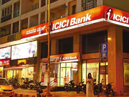 ICICI बैंक लिमिटेड ने अप्रैल-जून तिमाही के लिए अपने स्टैंडअलोन नेट प्रॉफिट में साल-दर-साल 15.95% की बढ़त दर्ज की है