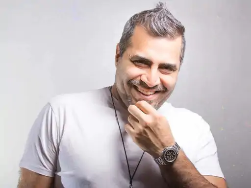सलमान खान के करीबी रहे फिल्म प्रोड्यूसर शैलेन्द्र सिंह ने हाल ही में बताया कि कई साल पहले उन्होंने सलमान को बिरयानी खाते हुए हेयर ट्रीटमेंट करवाते देखा